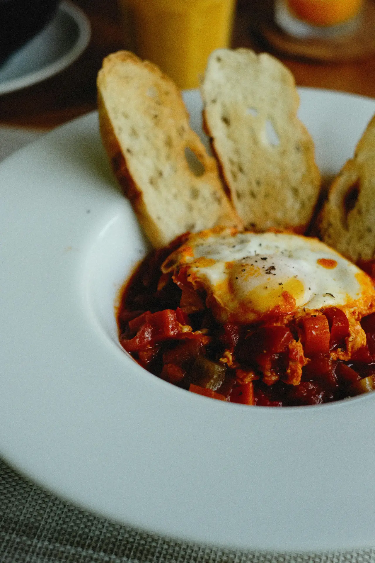 דוכן שקשוקה - שקשוקה חמה עם לחם כפרי